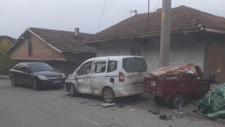 Minibüsle Çarpışan Hafif Ticari Araçtaki 2 Kişi Yaralandı