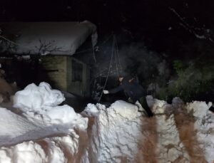 Mahsur kalan engelli anne ve kız ekiplerce kurtarıldı