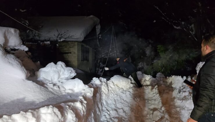 Mahsur kalan engelli anne ve kız ekiplerce kurtarıldı