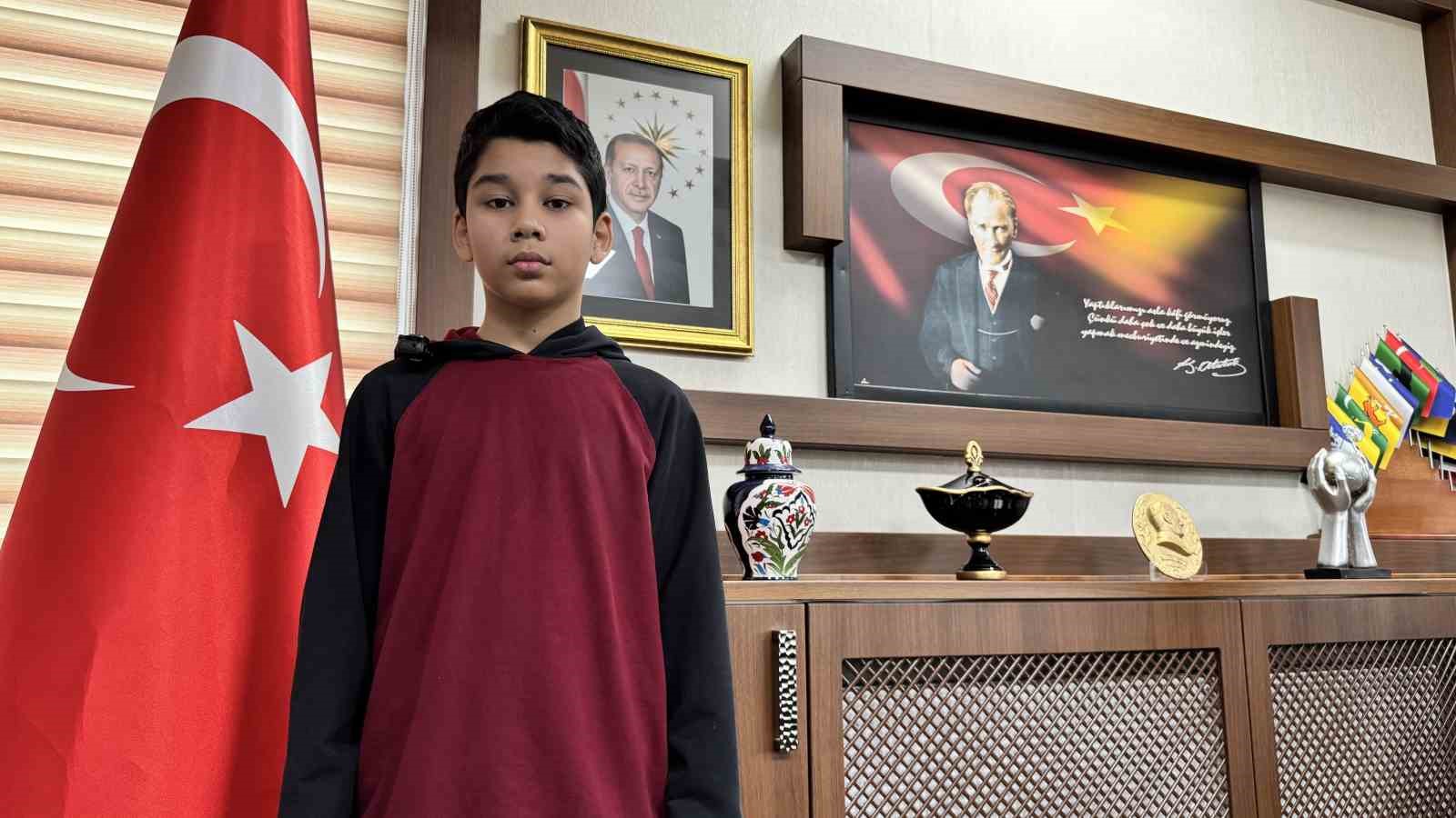 Kar altında İstiklal Marşı’na eşlik etmişti, ödüllendirildi