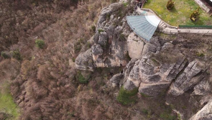 Genç kız 80 metre yüksekliğindeki cam terastan kendini boşluğa bıraktı