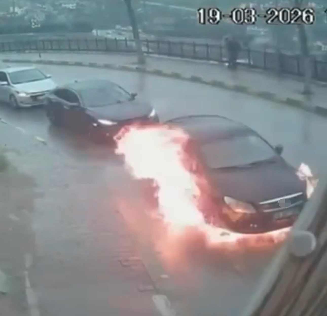 Seyir halindeki otomobil alev topuna döndü