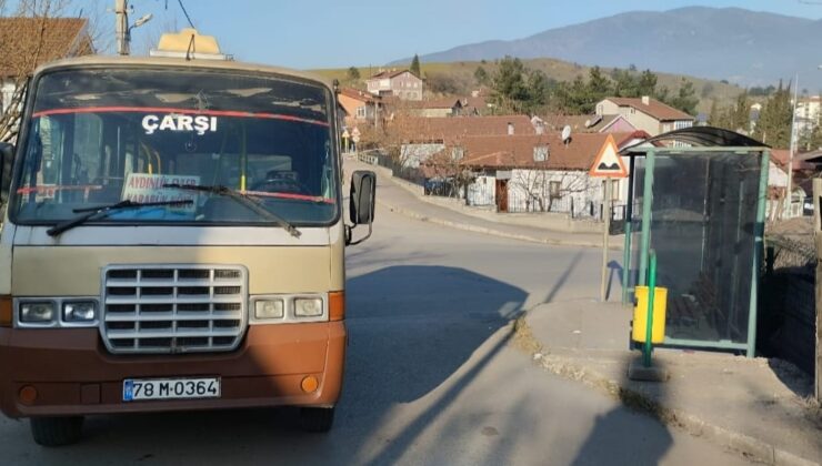 Minibüsle çarpışan motosikletteki 2 kişi yaralandı