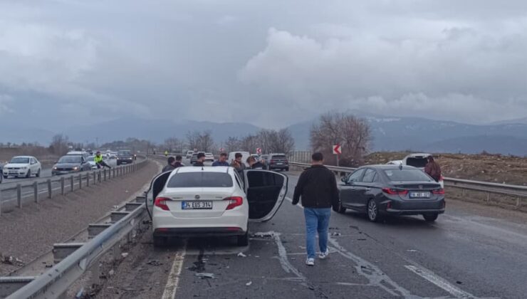 Otomobillerin çarpıştığı kazada 1 kişi öldü 3 kişi yaralandı