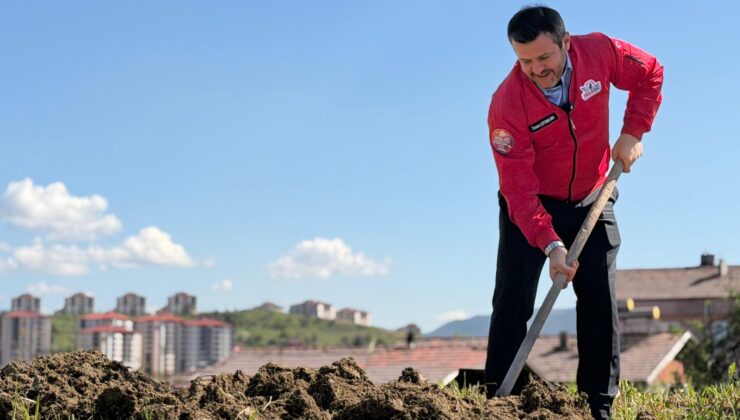 Başkan Çetinkaya bademin karşılığını emeğiyle ödedi