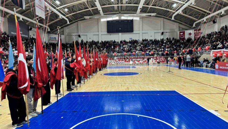 Karabük’te 23 Nisan coşkusu spor salonuna sığmadı