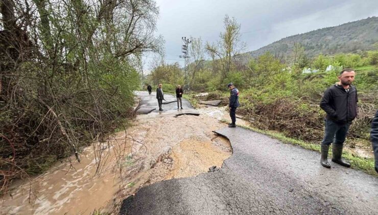 Sağanak ve dolu su taşkınlarına neden oldu