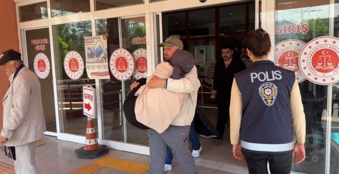 Oğlunun ölüm davasında erteleme kararı çıkan anne hastanelik oldu