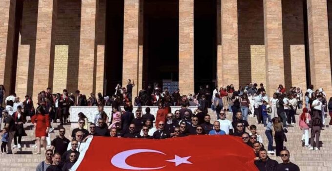 Motorculardan Anıtkabir’e “bayrak sürüşü”