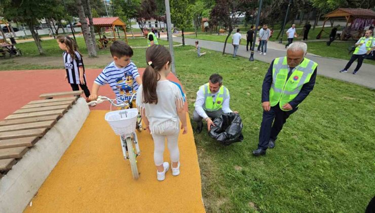 Başkan kolları sıvadı, gençlerle birlikte çöp topladı