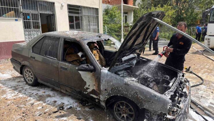 Park halindeyken alev alan otomobil yangını söndürüldü