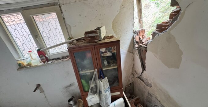 Heyelanda kaya parçalarının isabet ettiği ev hasar gördü