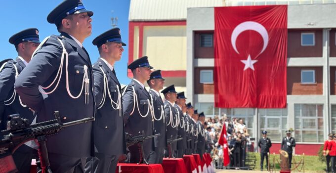 Yemin edip keplerini atarak hayallerine kavuştular