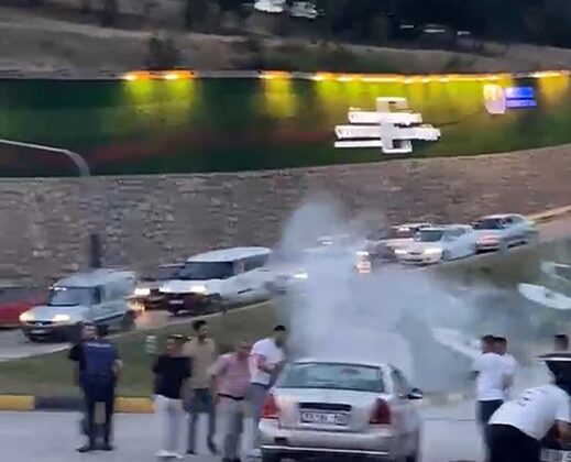 Işıklarda bekleyen otomobilden dumanlar yükseldi