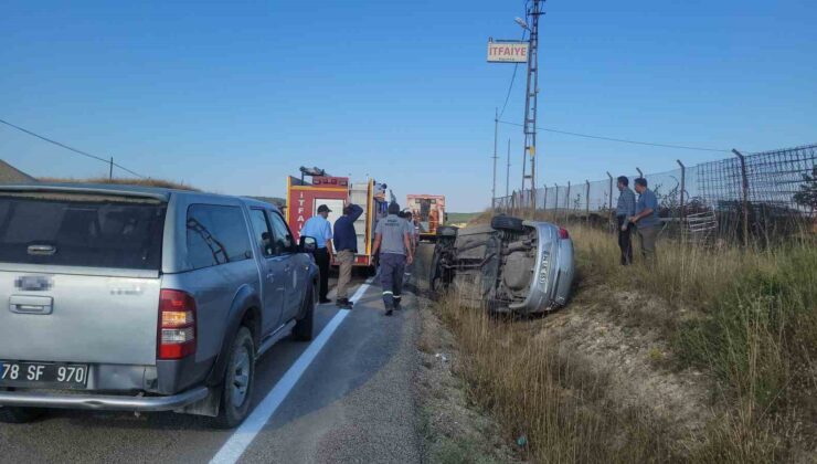Devrilen otomobildeki 2 kişi yaralandı