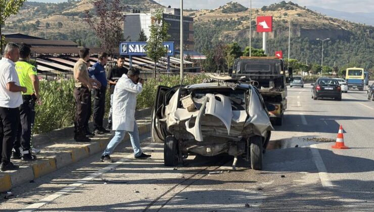 Zincirleme kazada hurdaya dönen otomobilin sürücüsü ağır yaralandı