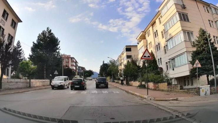 Karşı istikametten gelen araçlara rağmen sollama yapan sürücü kamerada