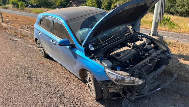 Refüje çarpan otomobildeki 4 kişi yaralandı