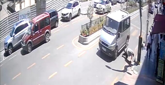 Hafif ticari aracın çarptığı yaya yaralandı