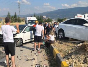 İki otomobilin çarpıştığı kazada 1’i ağır 7 kişi yaralandı