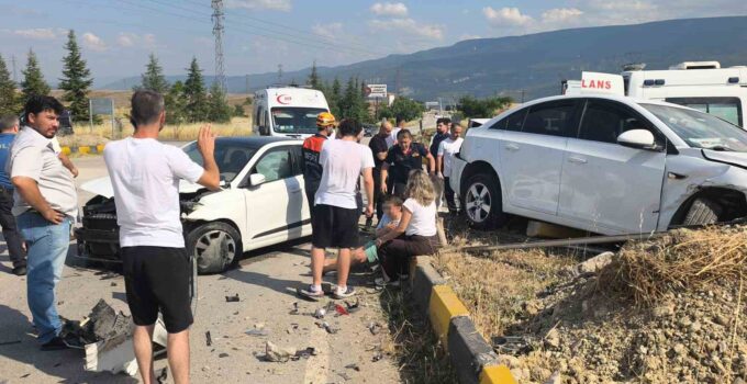 İki otomobilin çarpıştığı kazada 1’i ağır 7 kişi yaralandı