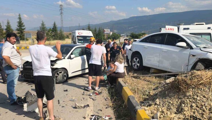 İki otomobilin çarpıştığı kazada 1’i ağır 7 kişi yaralandı