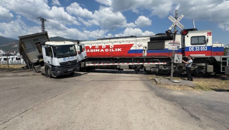 Karabük’te hemzemin geçitte lokomotif tıra çarptı