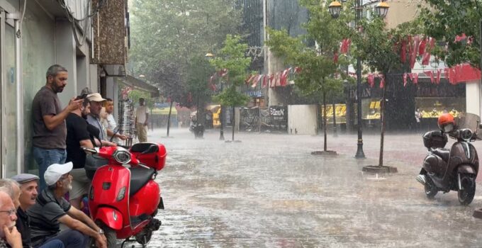 Kimi sığınacak yer aradı kimi yağmurun tadını çıkardı