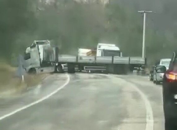Kontrolden çıkan tır kara yolunu trafiğe kapattı