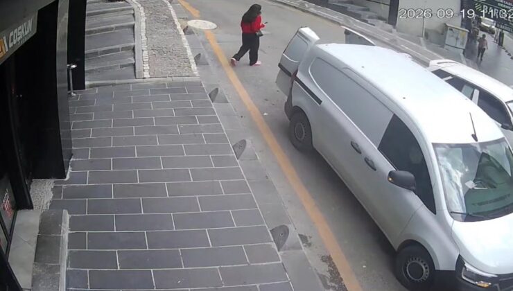  Otomobil kadına çarptı, refüjü aşarak karşı şeride geçti 