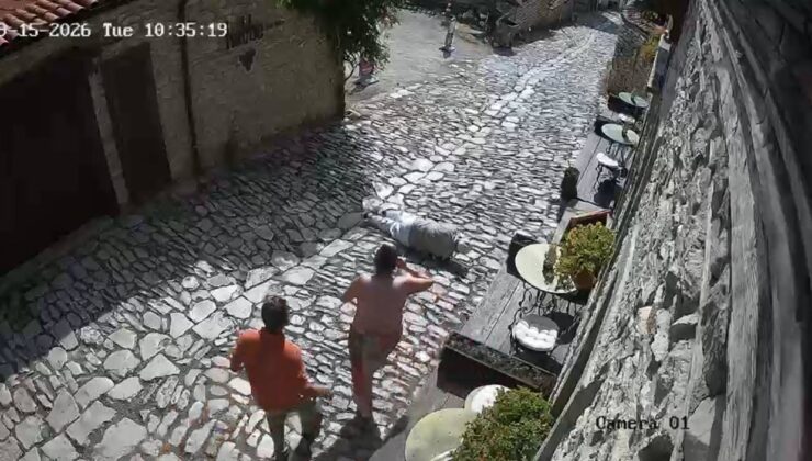 Ayağı kayıp düşen yaşlı adamın yardımına böyle koştular